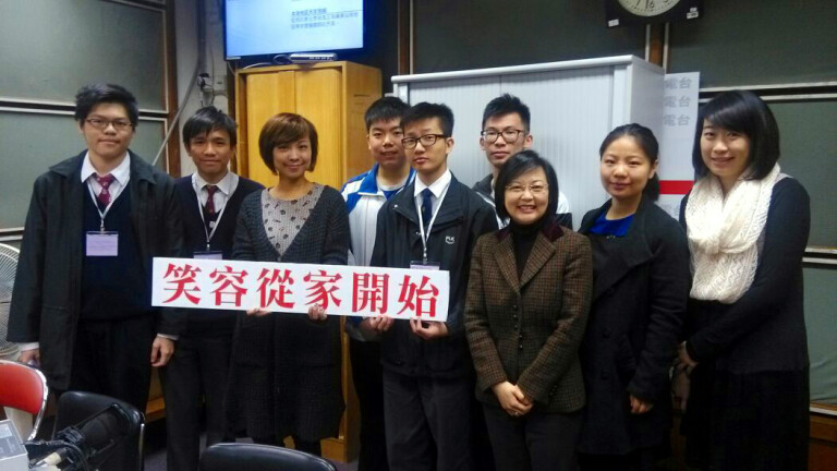 短片比赛得奖者接受电台访问