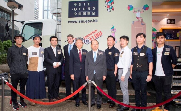 「社创流动」互动展览车走入社区