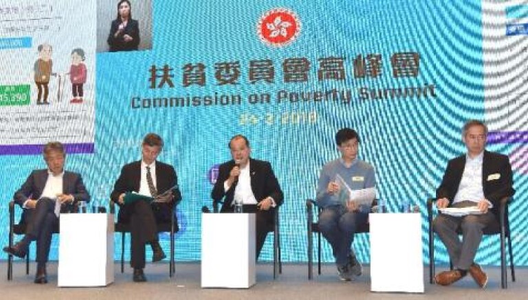 在扶贫委员会高峰会汇报成绩