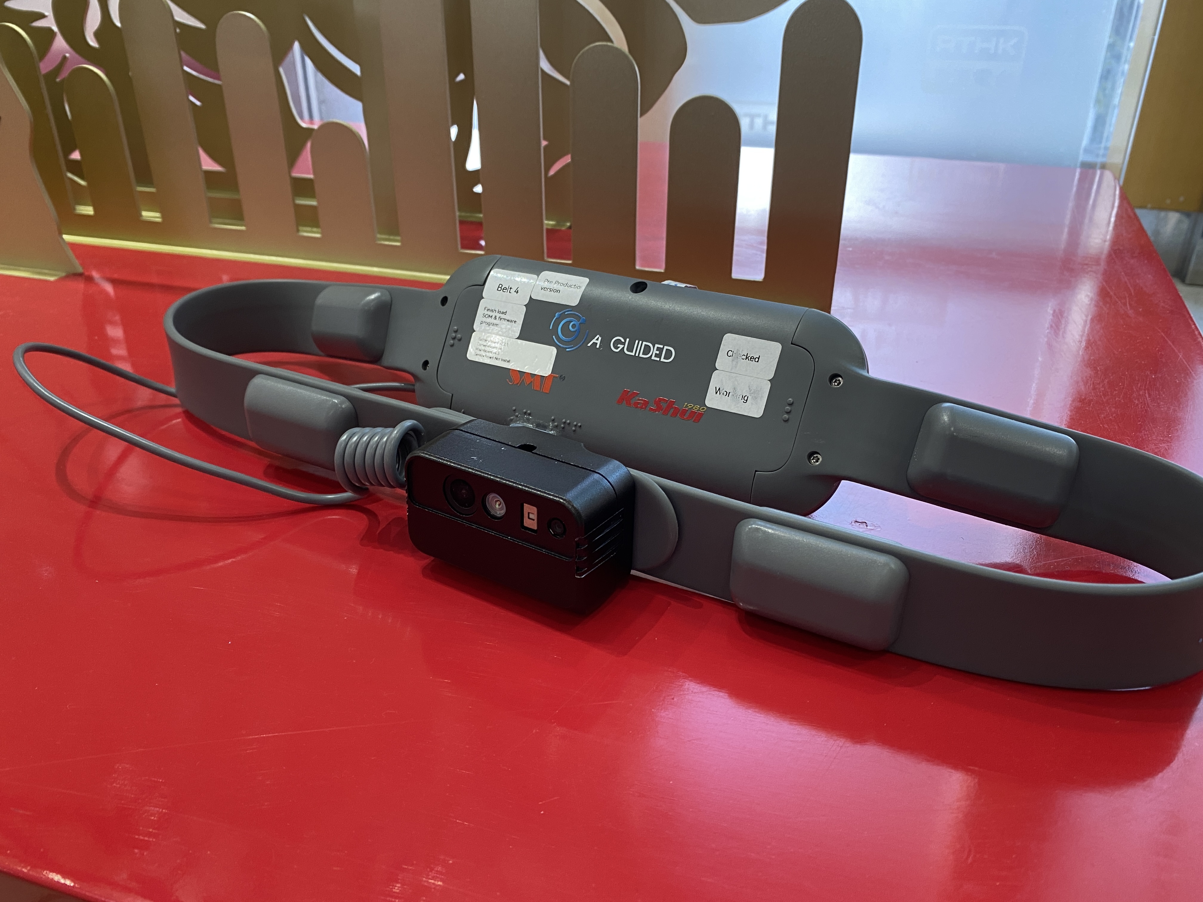 帮助视障人士出行的AI腰带